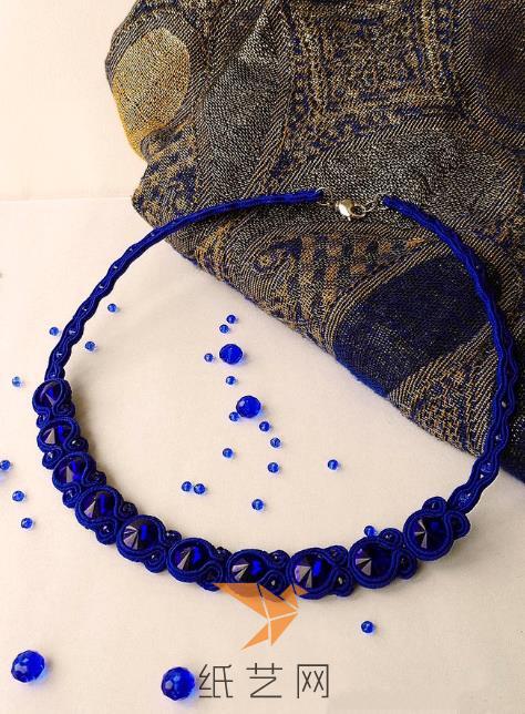 这样漂亮的编织串珠项链就做好啦！