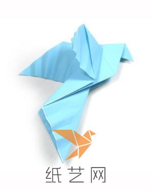 这样这只展翅飞翔的折纸和平鸽就制作完成啦！