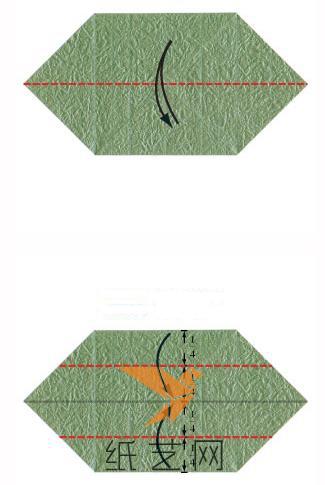 将纸张对折后打开，然后将两条折边折叠到中间折痕的位置