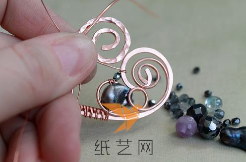 珠子也是用铜丝来编织固定的