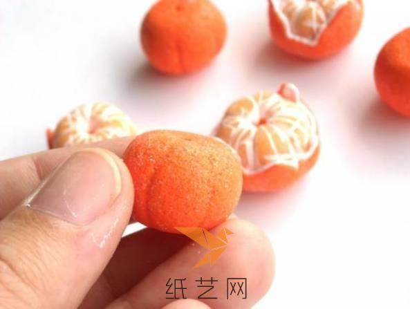 可以用神色的橘色粘土直接制作一个椭圆形的小橘子
