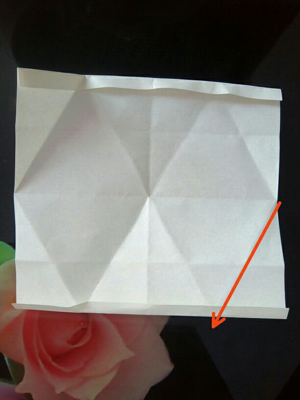 9.按红线对折，用小刀割去，四边同样方法。