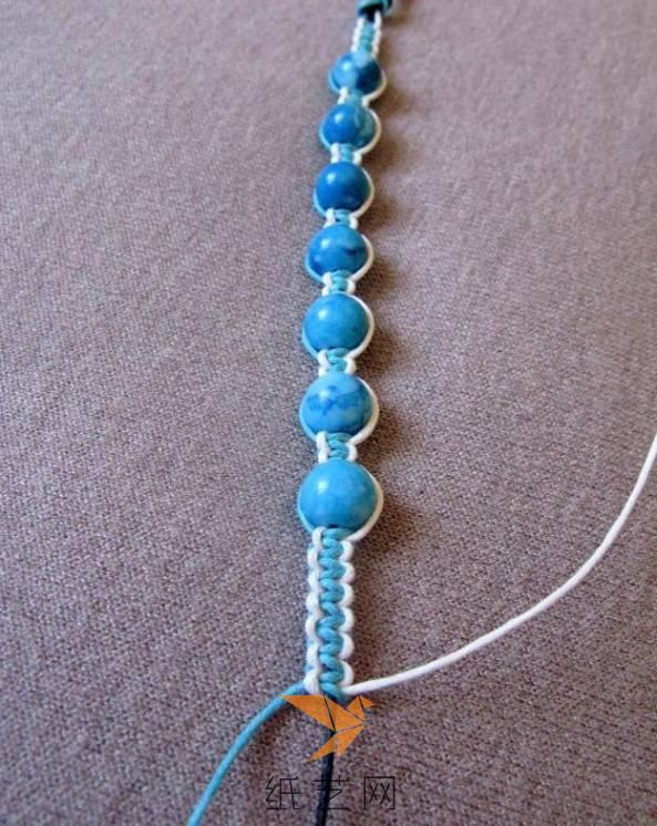 这样来继续的串珠和编织制作，就可以完成整个一条手链的编织了
