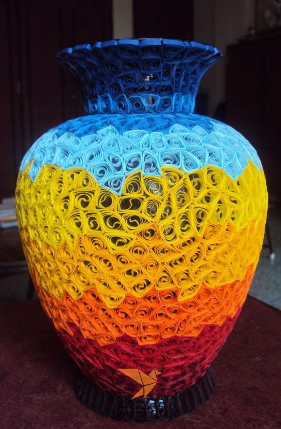 这样就是一个很漂亮的衍纸花瓶了，如果你喜欢这样的花瓶就可以直接用啦。