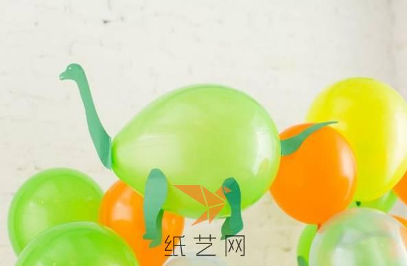 根据这种恐龙气球的制作方法，大家就可以制作各种可爱的动物气球了哟。
