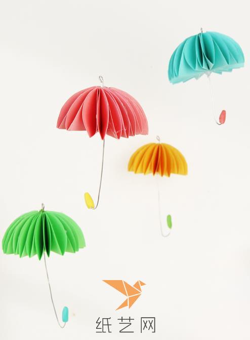 这样我们就可以将制作好的不同颜色的花雨伞挂起来装饰我们的房间啦。
