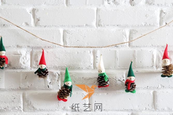 用松果制作的可爱雪人圣诞节装饰教程