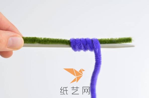 下面来制作毛条的薰衣草花朵吧，将紫色的毛条缠到绿色毛条和棒针上面，用棒针是为了保持花朵的笔直