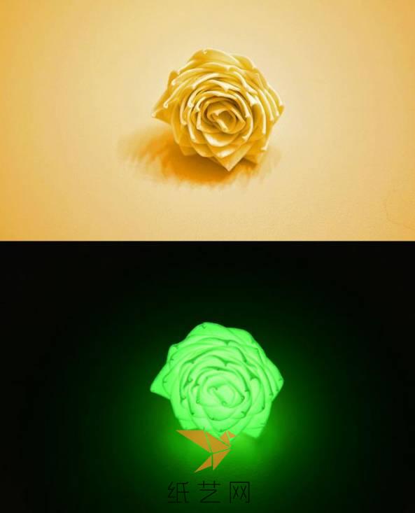 这个用荧光胶带制作的纸玫瑰戒指在关灯后还可以发出荧光呢。