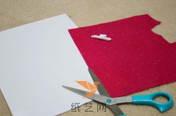 准备白纸用来先剪好需要的布块的大小，如果有信心的话，也可以直接在不织布上画好线条剪下来