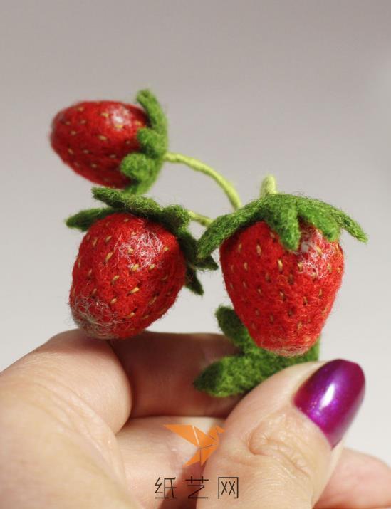 只要按照这种方法，我们就可以制作出大小各异的诱人的草莓啦！