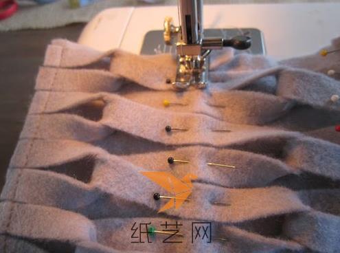 用缝纫机横向的缝好，继续下面的制作就可以了
