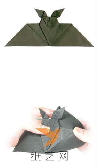这样制作好蝙蝠的身体之后，就来将折纸蝙蝠翅膀的背面来向上展开