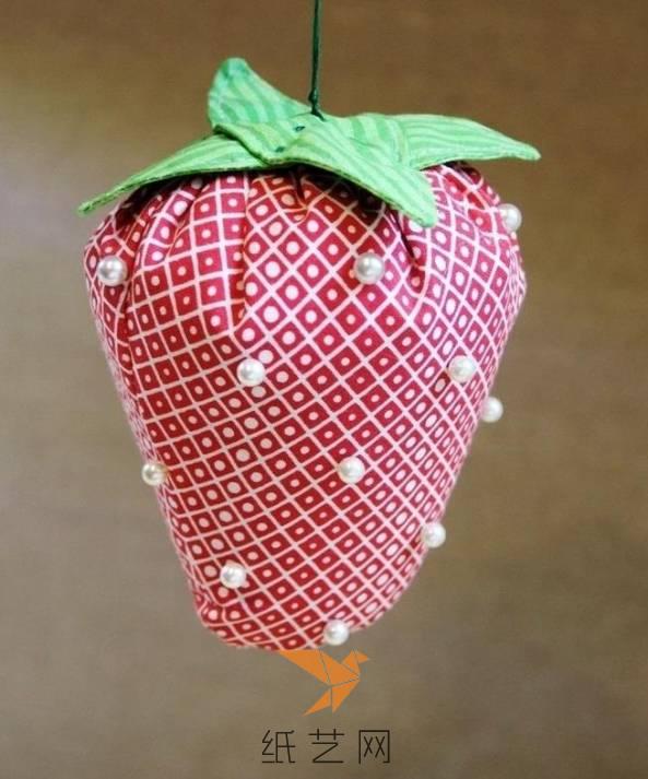 最后，将外面缝好小珠子，漂亮的小草莓就做好啦！