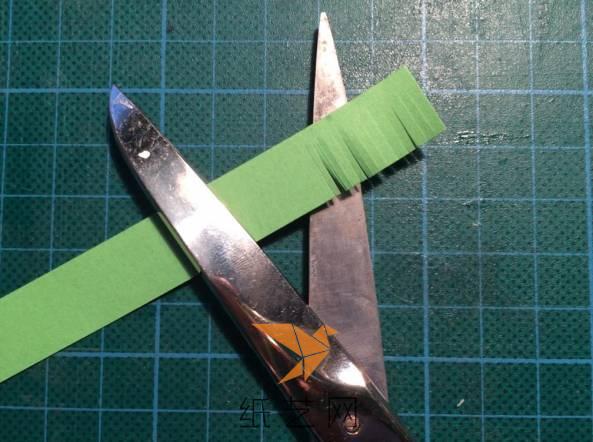 用宽的绿色衍纸纸条来将一边细细的剪一下