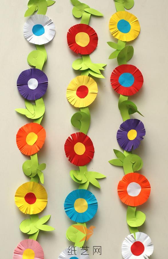 等到将花朵都连起来之后，就可以挂起来作为教室的装饰花朵啦。