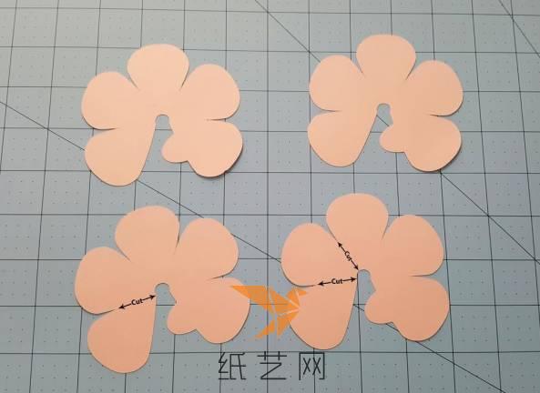 最好是可以先来用电脑打印出花瓣，或是用手来画出来也可以，之后用剪刀剪下来作为模版，这样再来剪花瓣的时候就可以统一好花瓣的大小了
