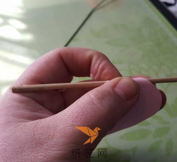 我们用细细的竹签作为辅助工具来将花瓣的边缘做成卷曲的样子