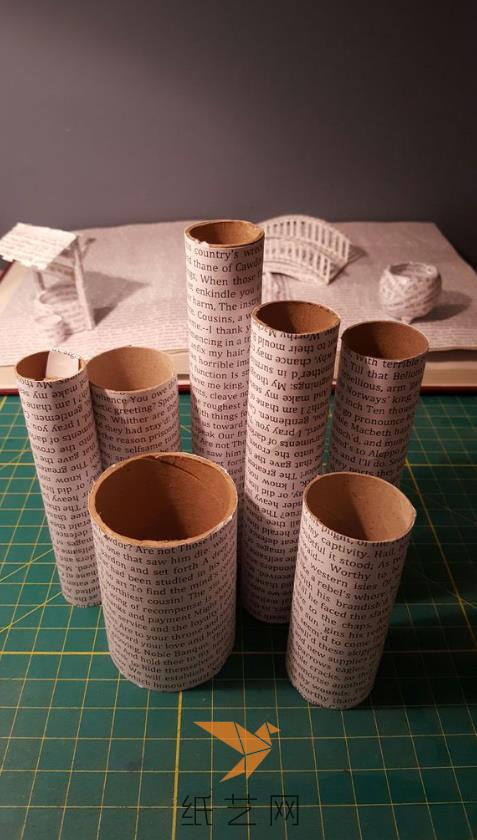 来用各种尺寸的纸筒外面包上书页来制作城堡