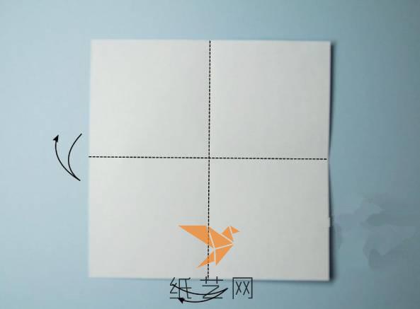 我们用一张正方形的纸张来制作折纸蝙蝠，将纸张在背面进行对边的对折，都打开