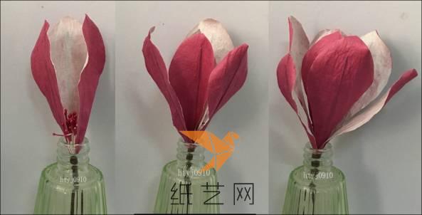 用咖啡色植物胶带先将3片1号的花瓣和花蕊固定在一起，其次是3片2号花瓣，最后是3片3号花瓣。（注意：每一层花瓣要交错开。）