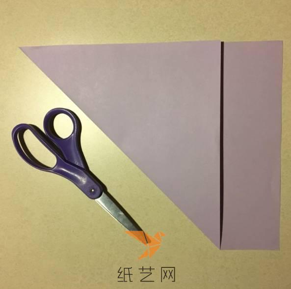 小朋友们通常拿到的彩纸都是长方形的，可以用这种方法将纸张制作成正方形