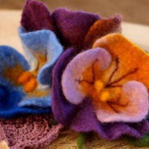 漂亮的羊毛毡三色堇新年装饰制作教程