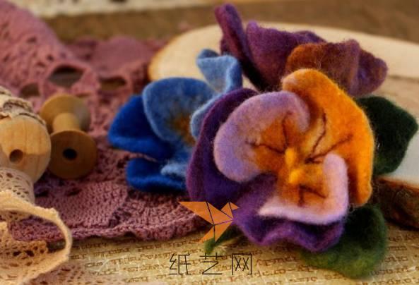 这样就可以用不同颜色的羊毛来制作一起搭配的花朵了。