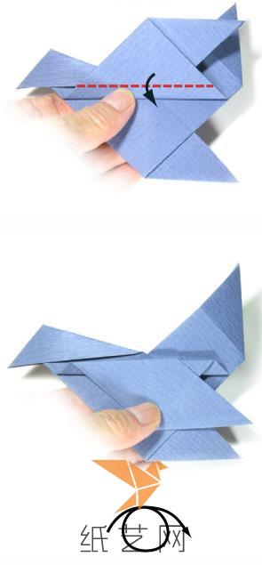将机翼的部分向下折叠，两面都要进行同样的折叠