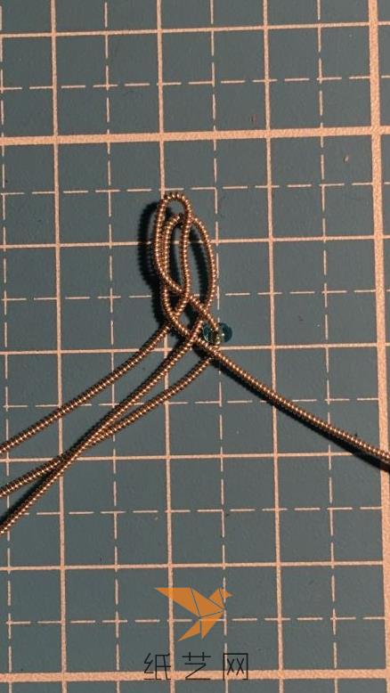 两端绳子就可以进行编织了