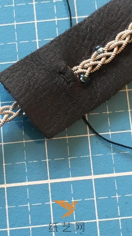 缝好之后，需要用黑色的绳子来将两端进一步缝一下加固
