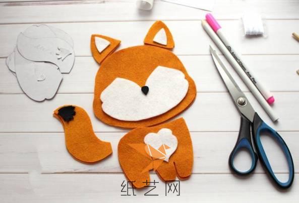 先来将这个不织布小狐狸玩偶的身体的各个部分剪下来，可以先用白纸剪好，然后再比照着剪不织布，这样不会出错