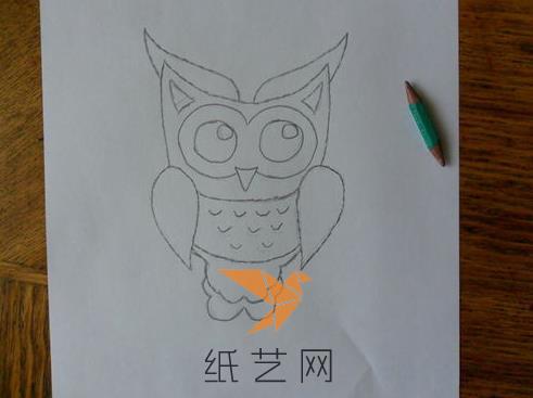 先来在白纸上面画好猫头鹰的图案，可以在网上找好，然后打印下来
