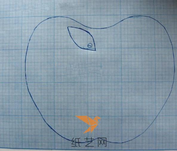 在纸上先画好隔热垫的一个苹果的样子，大小就确定好了