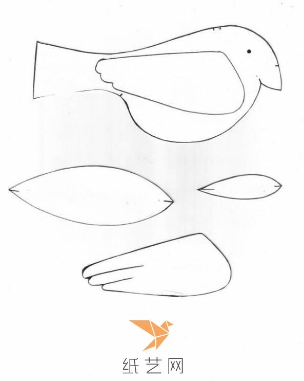 为了能把握好剪裁布料的比例大小，最好是在白纸上面将这个布艺小鸟的各个部分都画出来