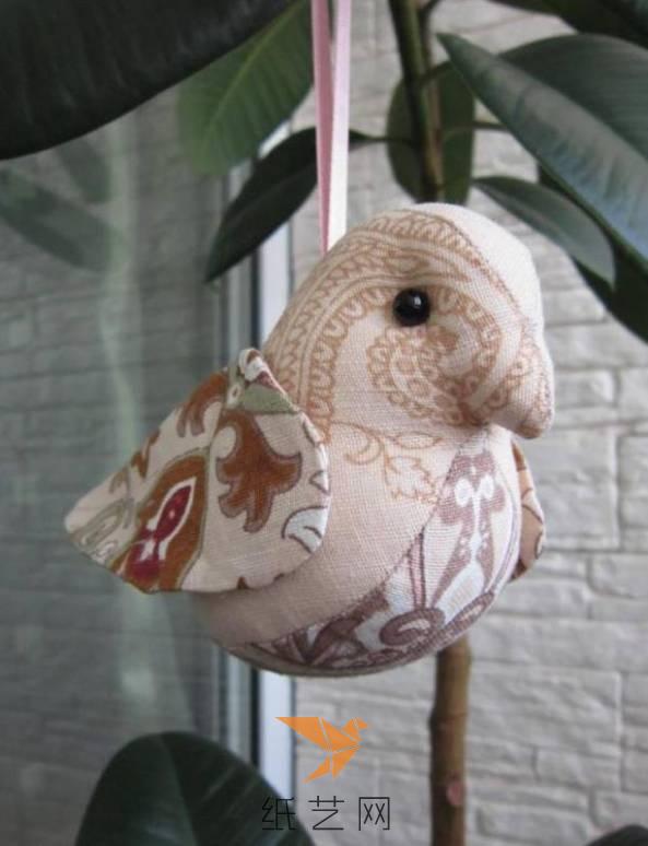 用自己喜欢的颜色的布料来制作这个漂亮的布艺小鸟挂饰吧。