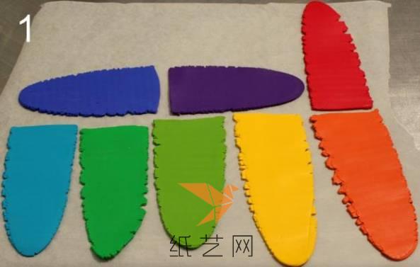 先把制作彩虹的彩色粘土都擀成一样厚度的薄片