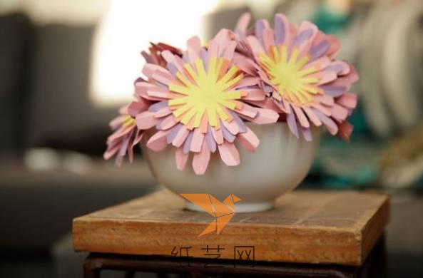这样，一个漂亮的文艺纸艺花的插花就可以摆放到客厅里面作为装饰啦。