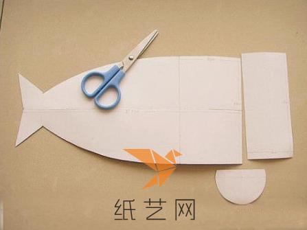 为了能更好的制作这个小鲤鱼斜挎包，我们先用纸板剪出模版来
