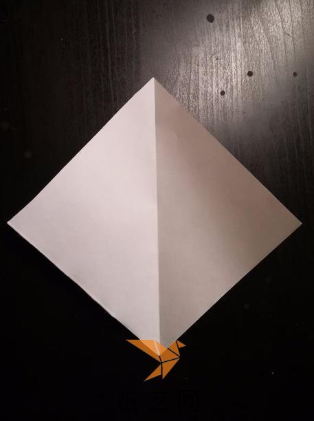 我们用一张正方形的纸来制作这个四角星的折纸盒子