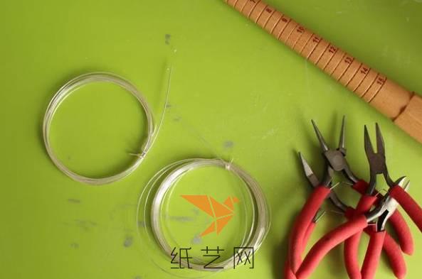 制作这个飞龙戒指的时候，需要粗的和细的两种金属丝