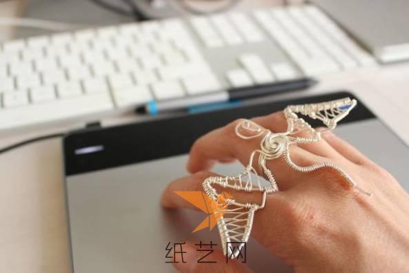 绕线编织的戒指还是一如既往的酷酷的，飞龙的样子很是炫哟！