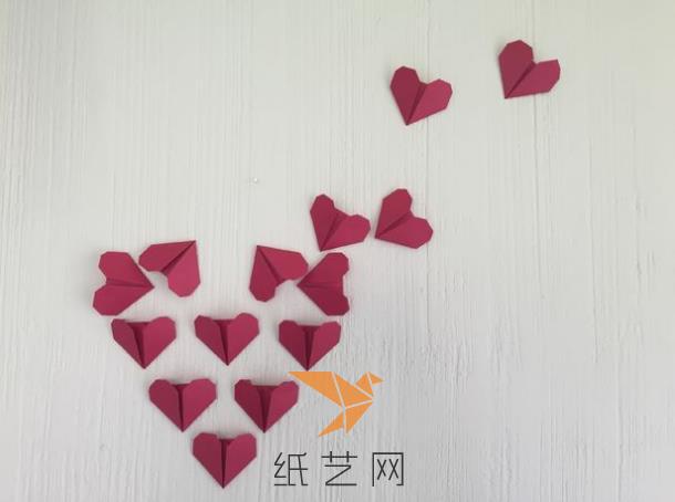 折纸爱心组合成漂亮心形墙贴的情人节装饰
