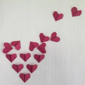折纸爱心组合成漂亮心形墙贴的情人节装饰