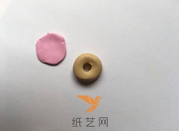 制作一个棕黄色的甜甜圈，要跟粉色的粘土组合起来