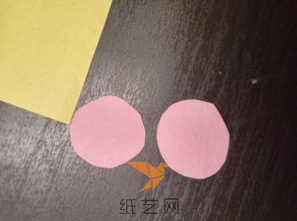 用粉色的彩纸剪成两个圆形