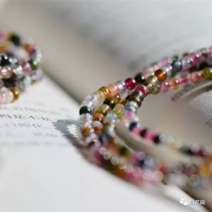 七彩的小米珠，穿几串编起来，就是一根爱不释手的手链！