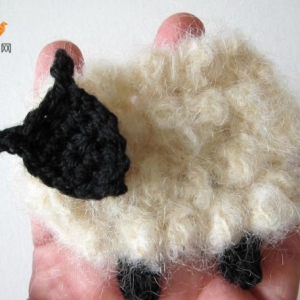 钩针编织的可爱的小绵羊