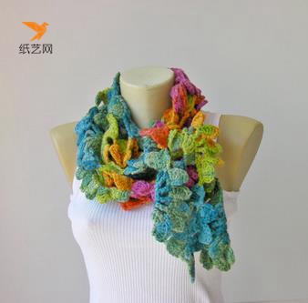 钩针编织的彩虹色手工编织围巾