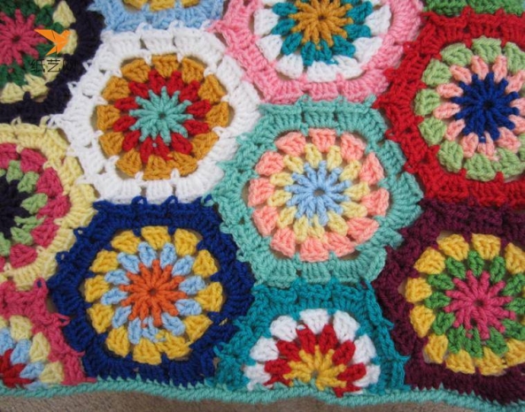 色彩斑斓的钩针编织毛毯